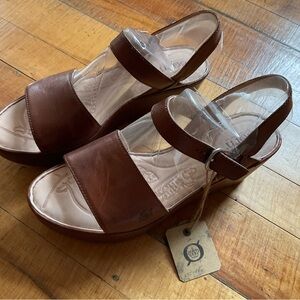 Born Tan Leather Women's Sandals size 10